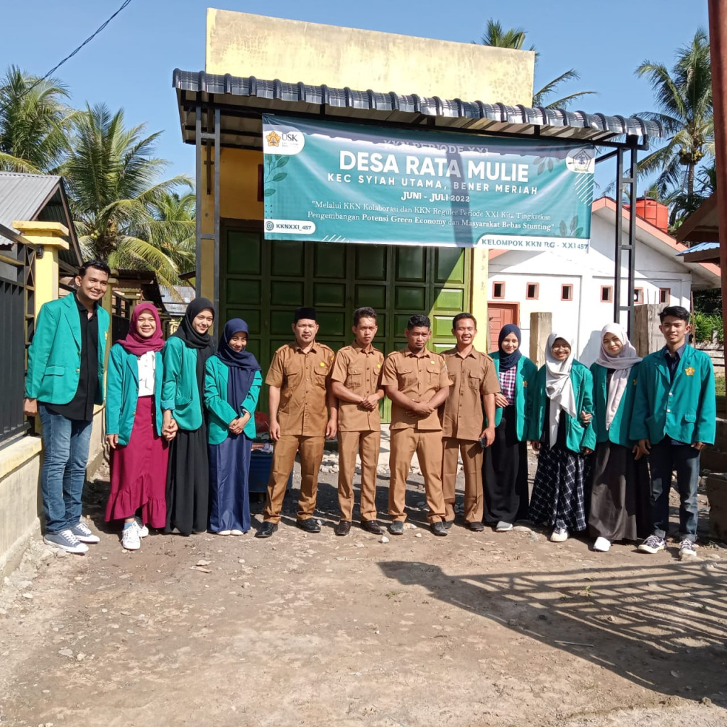 Poto dokumen anak KKN di depan kantor desa